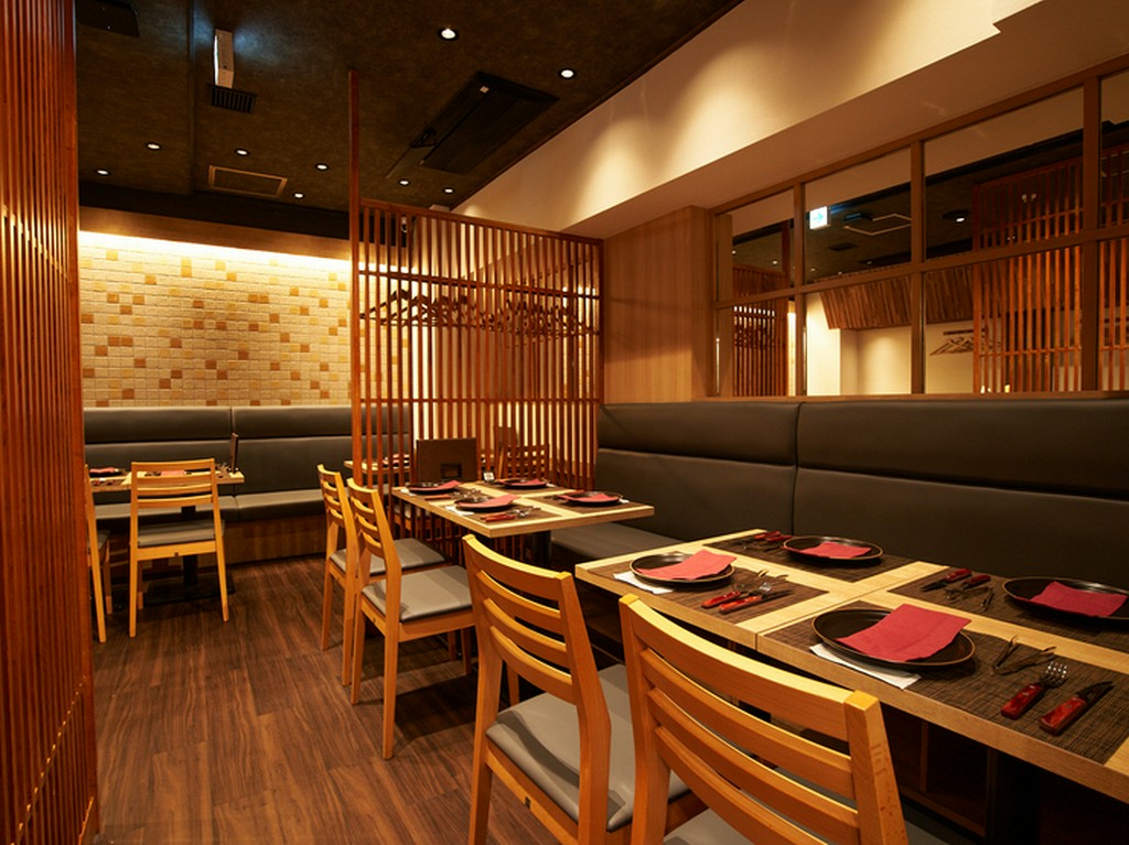 会社の集まりや2次会で盛り上がる広々としたフロア