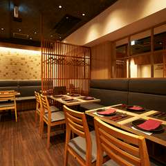 会社の集まりや2次会で盛り上がる広々としたフロア