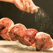 肉屋が厳選したシュラスコを代表するお肉「ピッカーニャ（イチボ）牛１頭から数％しかとれない希少部位」や旨味が詰まった人気部位「フラウジーニャ（はらみ）」がなんと、、コースでは食べ放題です。