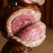柔らかさや旨みを閉じ込めつつ、表面全体を香ばしさで纏った、肉料理ナンバーワンのイチオシメニュー。赤身の濃厚さがより一層際立っています。テーブルでサーブされる臨場感もおいしさの秘訣。