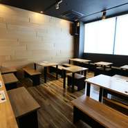 カウンターに座り、大将の手さばきを見ながら美酒美食を堪能するひと時は格別です。時季に合わせた日本酒が常に4～6種類揃うなど、お酒のセレクトが秀逸なのもうれしいところ。心尽くしの料理に五感が満たされます。