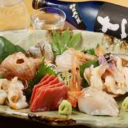 旬を迎えた魚介類を一番おいしい状態で味わえる刺し盛り。繊細な切り方や盛り付けによって、美しい一皿に仕上げています。日本酒との相性も抜群です。