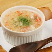 海老、帆立、ツブ貝、ホッキ貝が入った具だくさんのクリームソースがポイント。焼き上げたグラタンに蟹の和風あんをかけた一品です。和洋折衷の味わいが楽しめると評判。