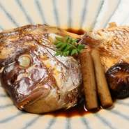 『煮魚』は、大将の得意料理。料理の世界に入り、プロの料理人がつくる味に衝撃を受け、自分の腕を磨き続けてきたのだそう。口の中に、魚介の風味と旨みがふわっと広がります。