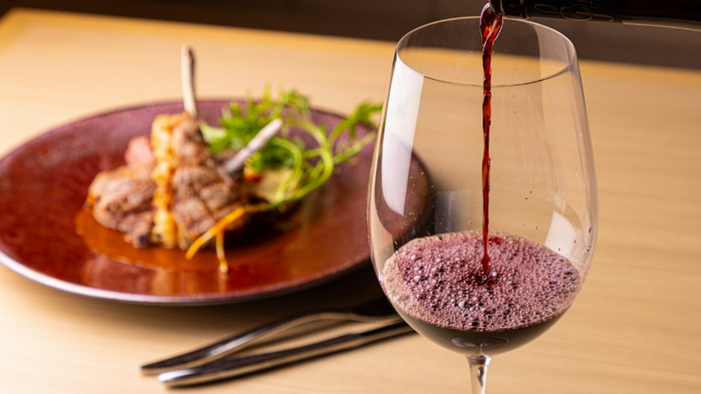 ヴィンテージを含む上質なワインを専属ソムリエがサーブ