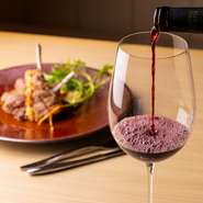 専属ソムリエが在籍しており、世界中から集めたおいしいワインをずらりとラインナップ。プレミアムワインやヴィンテージワインも用意されています。ワインに合わせた料理の提案やペアリングも可能です。