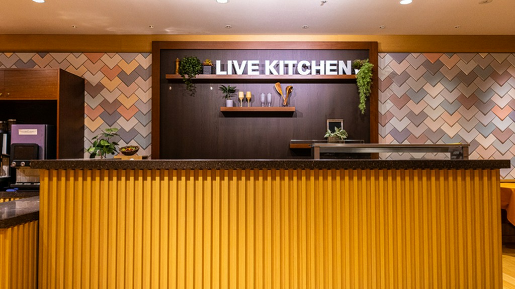 コース中心のディナーから一転、朝とランチは気軽なビュッフェに