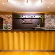 コース料理がメインとなるディナータイムとは一転、モーニングやランチタイムには気軽なビュッフェスタイルに。吟味を尽くした素材が織りなす味わいを、心ゆくまで堪能できます。ライブキッチンも人気です。