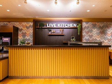 コース中心のディナーから一転、朝とランチは気軽なビュッフェに