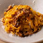 豚肩ロース肉の塊を、フルボディと甘口2種の赤ワインで一晩マリネ。香味野菜とホールトマトでじっくり柔らかくなるまで煮込みました。ソースと絡むタリアテッレを、パルメザンチーズと黒胡椒が香り高く演出します。