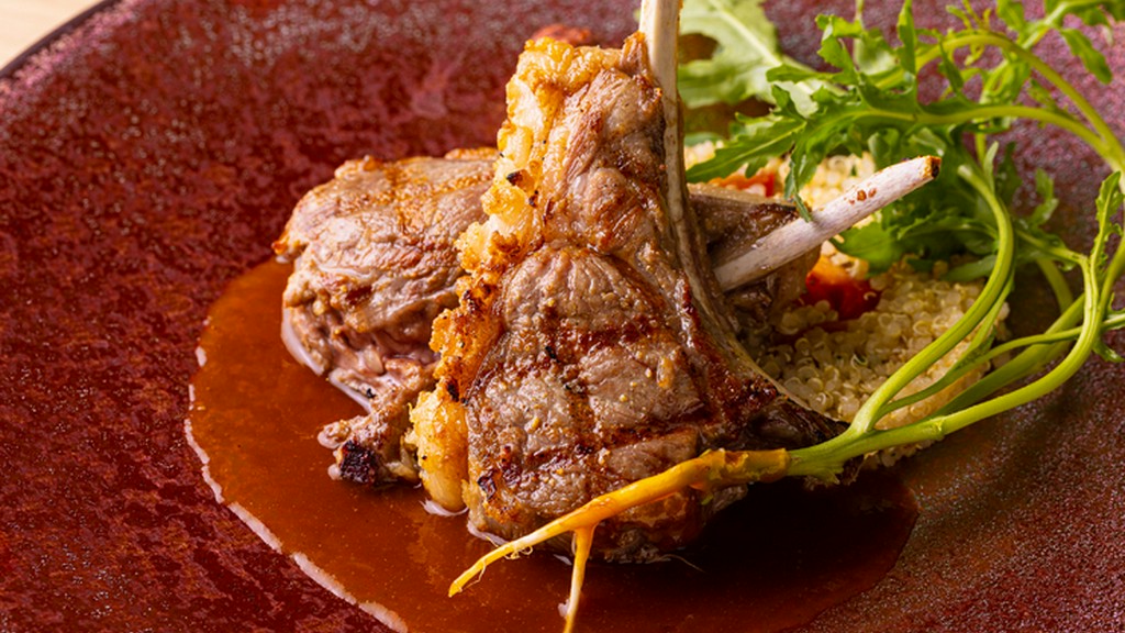 仔羊のソースが軽やか！『グリルラム　カシスマスタード』