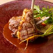 豪州産フレンチラムラックをトリミングし、筋・脂・骨・香味野菜・フォンドヴォーでソース　“ジュダニョー”に。グリルした骨付きラムチョップにクミン香るキヌアのサラダ、カシスマスタードを添えて。