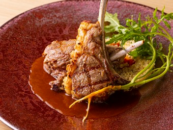 仔羊のソースが軽やか！『グリルラム　カシスマスタード』