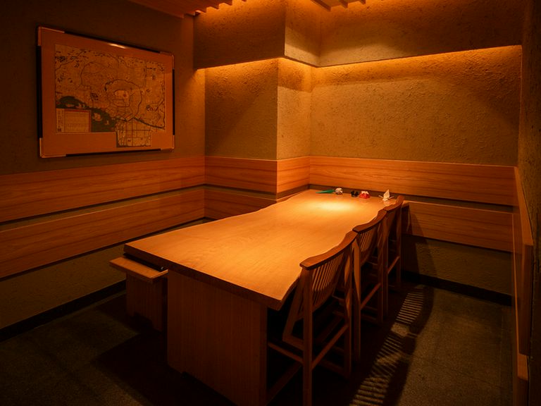 VIP気分に浸りつつ、お酒も会話も楽しめる凜とした和の個室