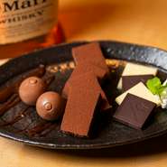 生チョコレートの香りや甘い口くちどけが口の中を幸せいっぱいにしてくれます。ウイスキーやブランデーにもよく合い、口のなかで混ぜ合わせるようにして飲むと、風味が混ざり合って贅沢な大人の時間を味わえます。