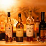 代表的なカクテル『Old Fashion』を始め、フレーバーを活かしたさまざまな飲み方を試せます。海外から注目されるジャパニーズウイスキーも、もちろんストック。スコッチウイスキー・バーボンなども揃っています。