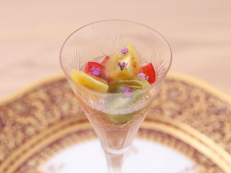 コースのスタートを告げる冷前菜『トマトのコンプレッション〜Chef's memorable』