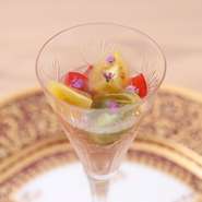 先輩シェフから受継ぎオマージュを込めて完成させた逸品です。赤トマトのムースをベースに、彩り豊かなフレッシュトマトを添えて。八ヶ岳で育まれるものを中心に、甘みや酸味などバランスを大切に選別します。