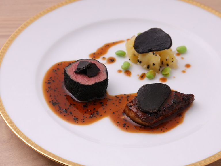 美しいロゼ色が印象的な王道フレンチ『和牛のロッシーニ』