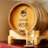 焼肉に合わせて木内酒造と共同開発したバーボンカスクとシェリーカスクをブレンドした日の丸ウイスキーを、お店で樽熟させつつ提供。日本酒、焼酎、マッコリ、そしてワインも世界各国の人気銘柄を厳選の品揃えです。