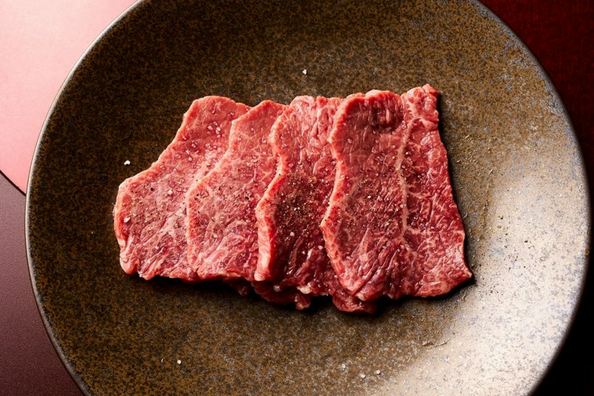 噛むほどに滲み出る、凝縮感のある赤身の旨みと香りの余韻を味わう『ランプ』（特上赤身）