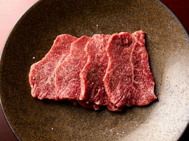 噛むほどに滲み出る、凝縮感のある赤身の旨みと香りの余韻を味わう『ランプ』（特上赤身）