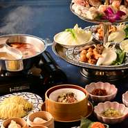 白湯と麻辣、2種のスープで淡路島の厳選食材を味わう『華炎鍋』がこちらのお店の名物料理。薬膳の知識に基づいた、おいしく体に優しい火鍋をぜひ賞味あれ。