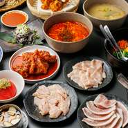 ディナータイムでは、上質なお肉での焼肉で楽しめるほか、個性豊かな一品料理も用意しています。バラエティに富んだメニューは、家族連れにとってもうれしいポイントです。