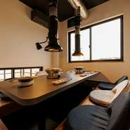 店内には最大6名まで利用できる個室も完備。ゆったり長居できる掘りごたつタイプの座敷のため、家族・友人とのんびり過ごしたいときにはうってつけです。