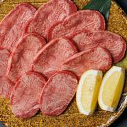 人気の高いタンは、さまざまな部位・スタイルを提案。タンを存分に味わう厚切りタンは、ぜひ一度お試しいただきたい逸品です。3種類のタン盛り合わせでの食べ比べも楽しめます。