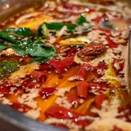 台湾名物の酸菜白湯発酵鍋と麻辣火鍋
2種類の鍋でキノコと旬の野菜、豚バラ肉をお楽しみいただけるコースもご用意しております♪