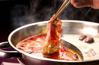 醤油ベースのスープに牛ホルモン、台湾ミンチ、野菜を。ピリ辛で濃厚な味わいで食欲を刺激する鍋です。