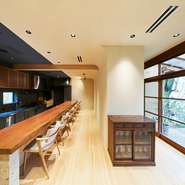 薪の香りや料理の盛り付けなど、シェフとの会話も楽しめるカウンター席は7席ございます。