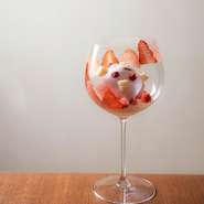 カウンターで薪の香りや盛り付けをみながらお食事をお楽しみいただき、食後は有形文化財の半個室をご利用いただくことも可能です。
ここでしか味わえない東京をお楽しみいただけます。