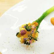 春は江戸東京野菜のノラボウ菜や立川ウド、その他近隣の有機農家さんの美味しい春野菜がで始めます。
彩り鮮やかな一皿をお楽しみください。