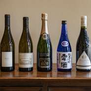 自然派ワインを中心に、秋川で造られる少量生産の「雫酒」など日本酒も幅広く揃います。都内から車で訪れるお客さまも多く、狭山茶を使ったモヒートなど、オリジナルのノンアルコールドリンクも豊富。
