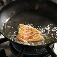 自ら有機農法で育てる野菜を含め、西東京の湧水を飲んで育つ黒毛和牛や、八丈島や小笠原諸島から空輸される魚やフルーツ、バニラビーンズなど、東京産の食材にこだわる“東京ローカル・ガストロノミー”を表現。