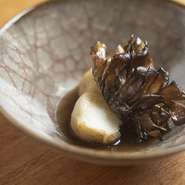 自家栽培の里芋は、里芋を練った生地で包んで焼きあげ、食感豊かな二層構造の里芋団子に。水分を飛ばしてサクッとした歯ごたえに仕上げた檜原舞茸は、噛み締めるとジューシーな旨みも溢れ出す、こちらも新食感。