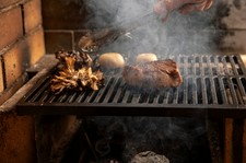 厳選した東京産の季節の食材を使用した10皿前後のコース料理です。