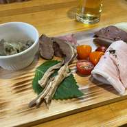 新鮮な豚肉、内臓を前菜用に冷菜に仕立てました。
