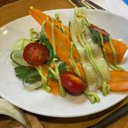 旬の野菜をシンプルに焼き上げ、特製のソースで召し上がって頂きます。