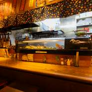 スタッフとの会話や、串かつを揚げる光景も臨場感たっぷりに楽しめるカウンター席。フラリと気さくに足を運べるような、アットホームな空気もお店の見どころ。もちろん、お一人様歓迎です。