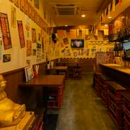 温かいムードに包まれた店内は、仲間たちとのいつもの集合場所にも最適。2～4人規模でのちょっとした宴会・女子会にも重宝できるお店です。串かつだけでなく、ドリンクメニューの豊富さもこちらのお店の強み。