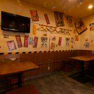 どこか懐かしさ漂う昭和レトロな店内も【串タイム】の魅力。思い出話に花を咲かせたり、騎射場で大阪に想いを馳せたりと、思い思いの一時を過ごせそうです。