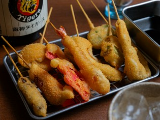 肉・魚介・野菜、変わり種に限定ものまで、お店で丁寧に串打ち