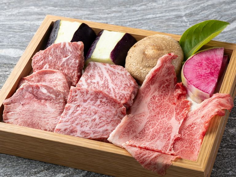 九州産黒毛和牛を中心に、上質な地元の食材を入荷