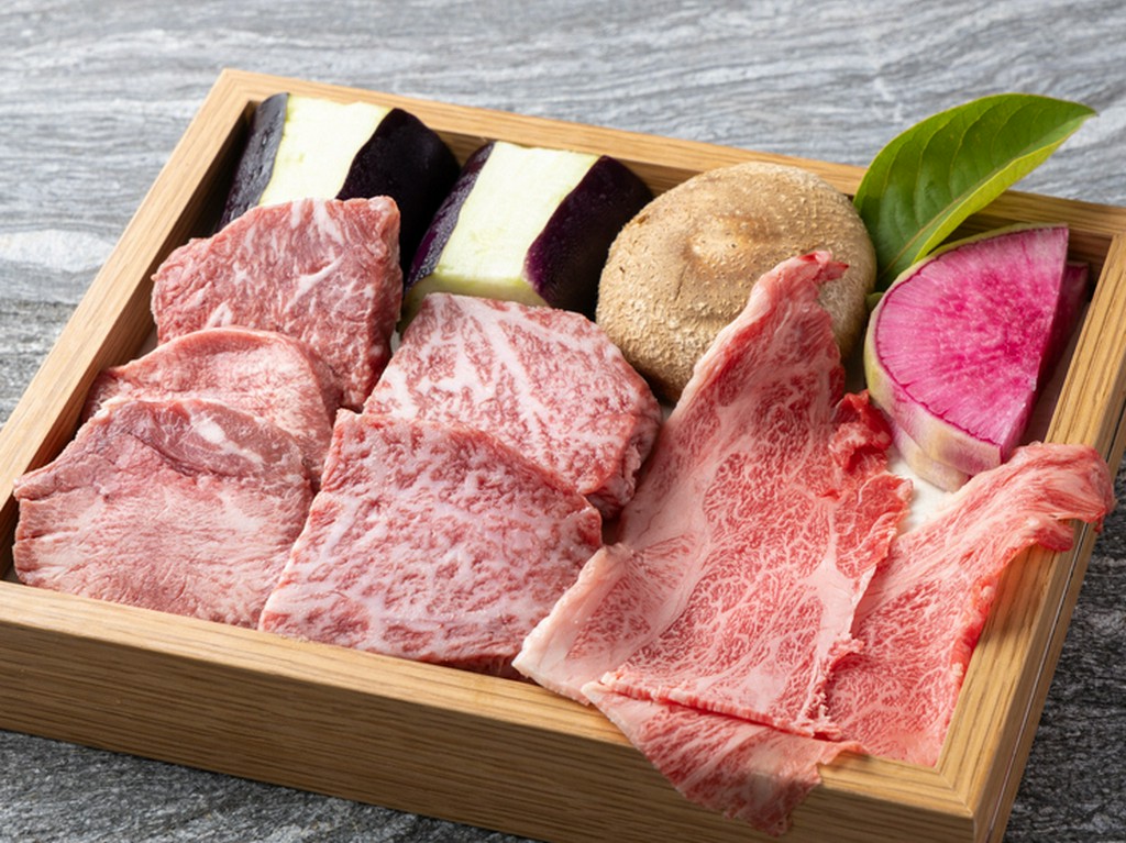 九州産黒毛和牛を中心に、上質な地元の食材を入荷