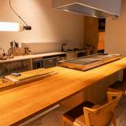 ゆったりとしたつくりの【Messi(メッシ)】は、大切な方とゆっくり過ごすのに最適なお店。カウンター席で目の前の調理風景を楽しみながら、会話もきっと弾むことでしょう。贅沢な二人の時間を過ごしてみては。
