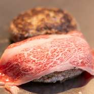 和牛ミンチと牛たんミンチを贅沢に使った肉感たっぷりのハンバーグ。佐賀の玉ねぎとともに隠し味にはナツメグではない和のスパイスを使い宮崎牛の脂でこね、肉の旨みとふんわりとした味わいに仕上がっています。
