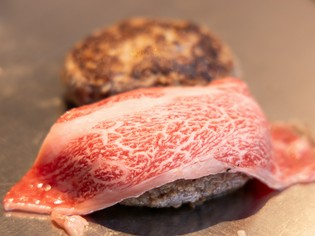 黒毛和牛薄切り肉をのせ、仕上げに炙る贅沢な『参道ハンバーグ』